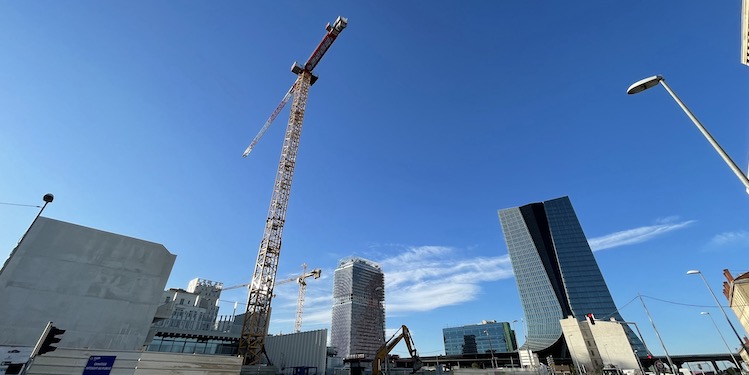 cest-beau-une-grue-qui-pousse